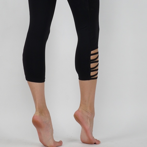 Black capri leggings with side cutouts - Picture 3 of 6